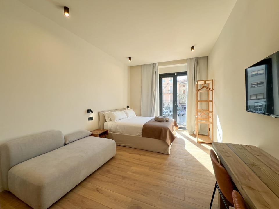 Bed, TV and multimedia, Photo of the whole room, Seating area, Bedroom