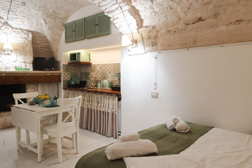Bed, Kitchen or kitchenette, Photo of the whole room, Bedroom, oven