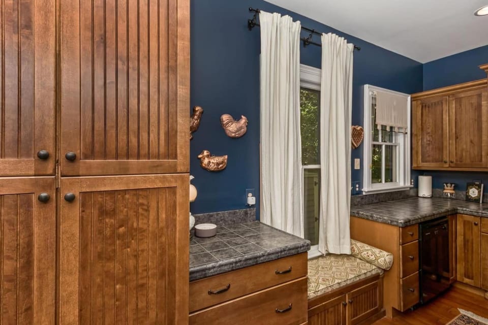 Historic Cottage in Montford Walk to Downtown House in Historic Montford