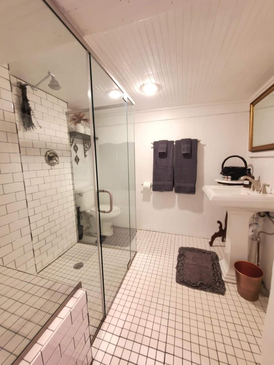 Verdigris Bronze Hideaway Walk to Downtown Apartment in Historic Montford