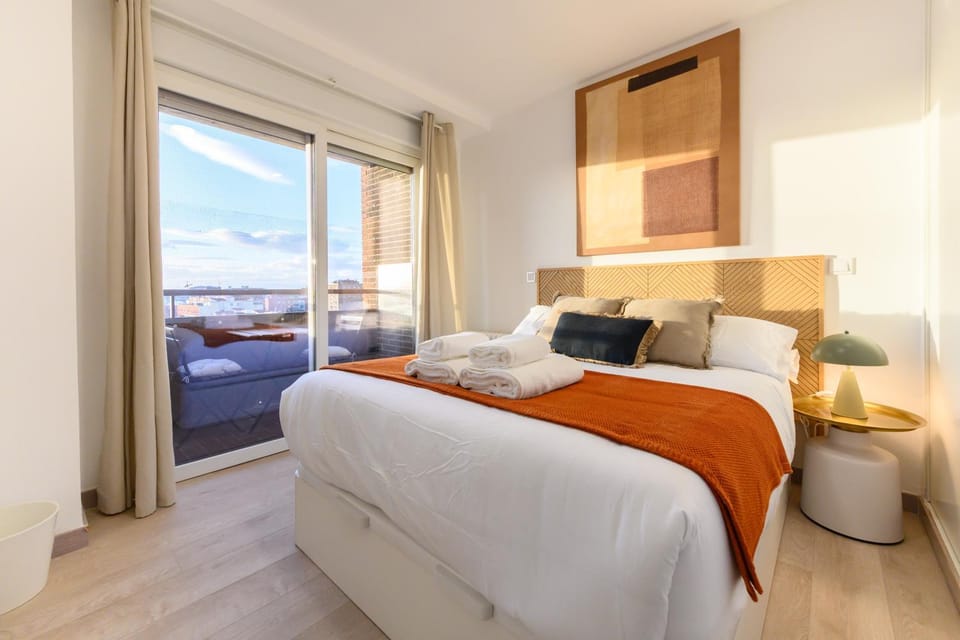 ABR1710B - Amplio piso de Lujo 2 dormitorios, ambos con terraza y 2 baños - Alquiler temporal Apartment in Madrid