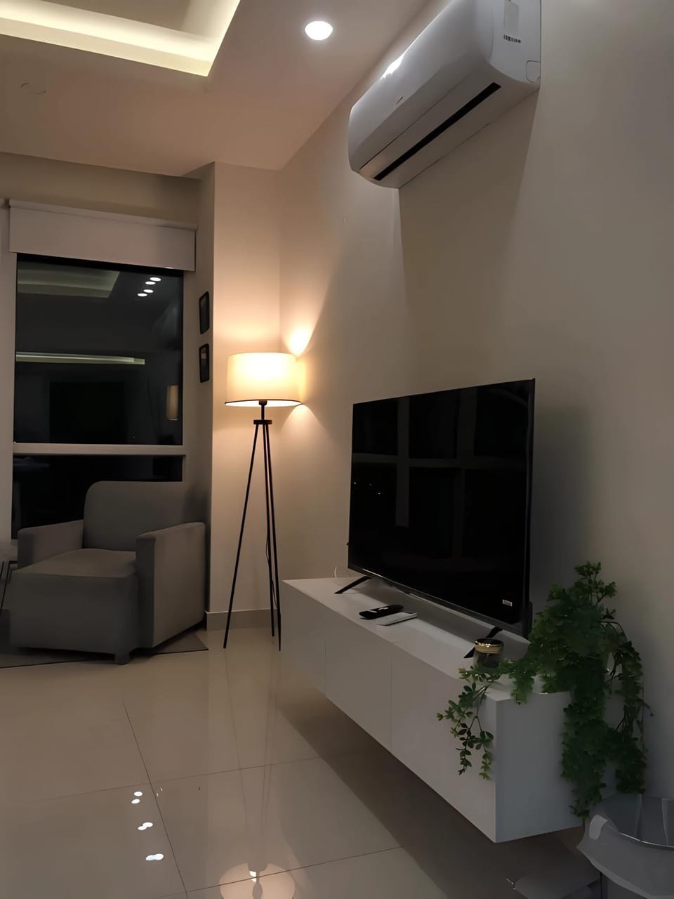 TV and multimedia, Living room, Seating area, Evening entertainment, air conditioner