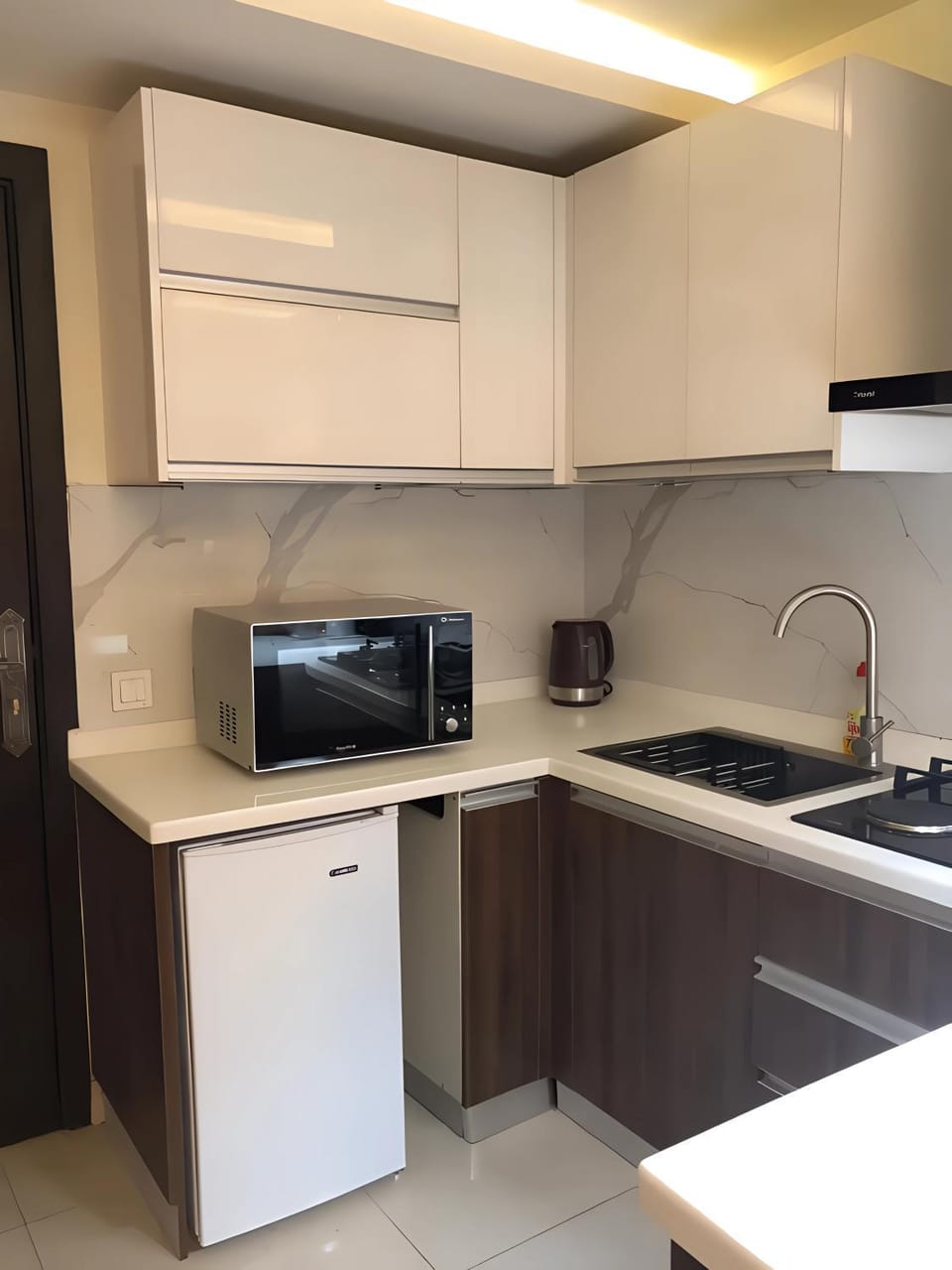 Kitchen or kitchenette, minibar, stove, toaster