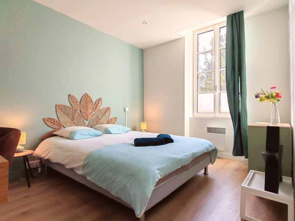 Photo of the whole room, Bedroom, towels