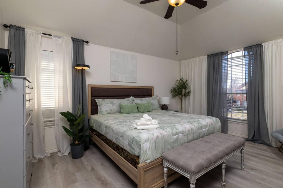 Bed, TV and multimedia, Seating area, Bedroom