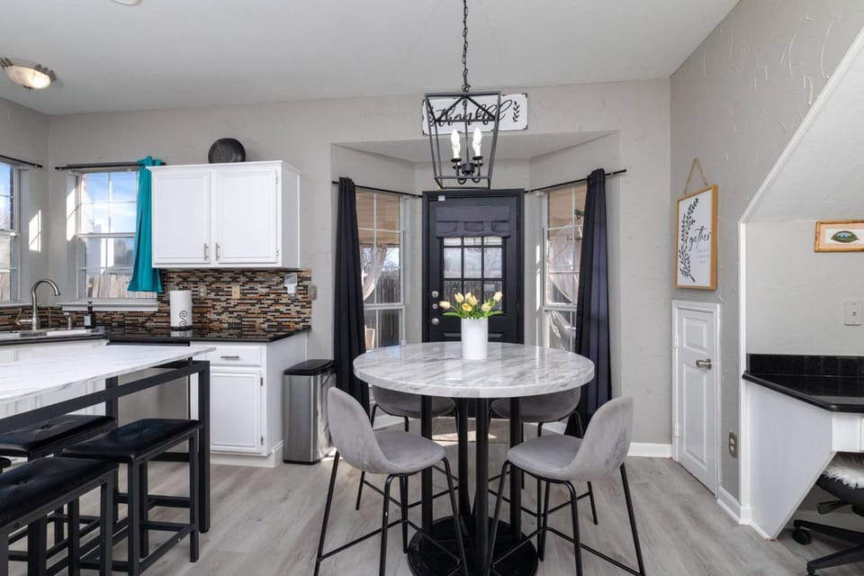 Kitchen or kitchenette, Dining area