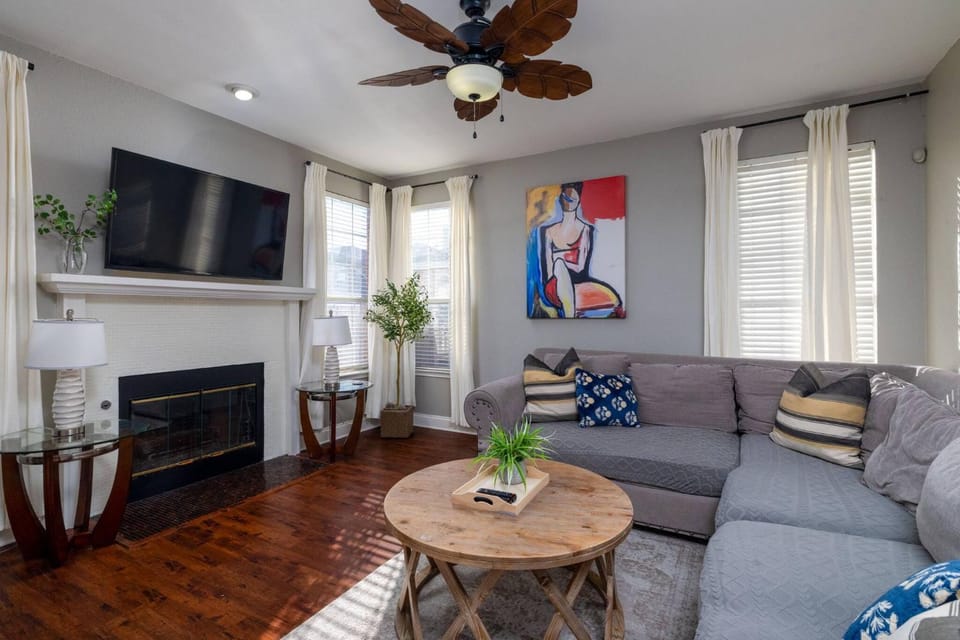 TV and multimedia, Living room, Seating area, fireplace