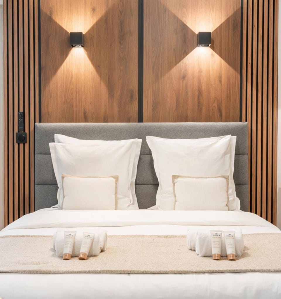 Bed, towels