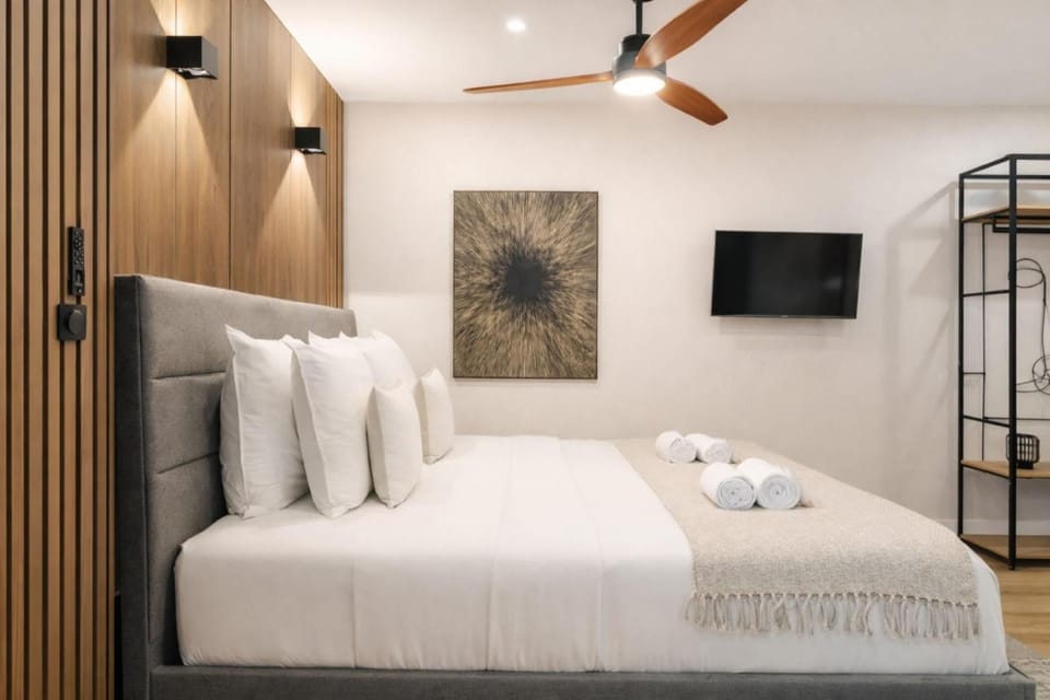 Communal lounge/ TV room, Bed, TV and multimedia, towels, wardrobe