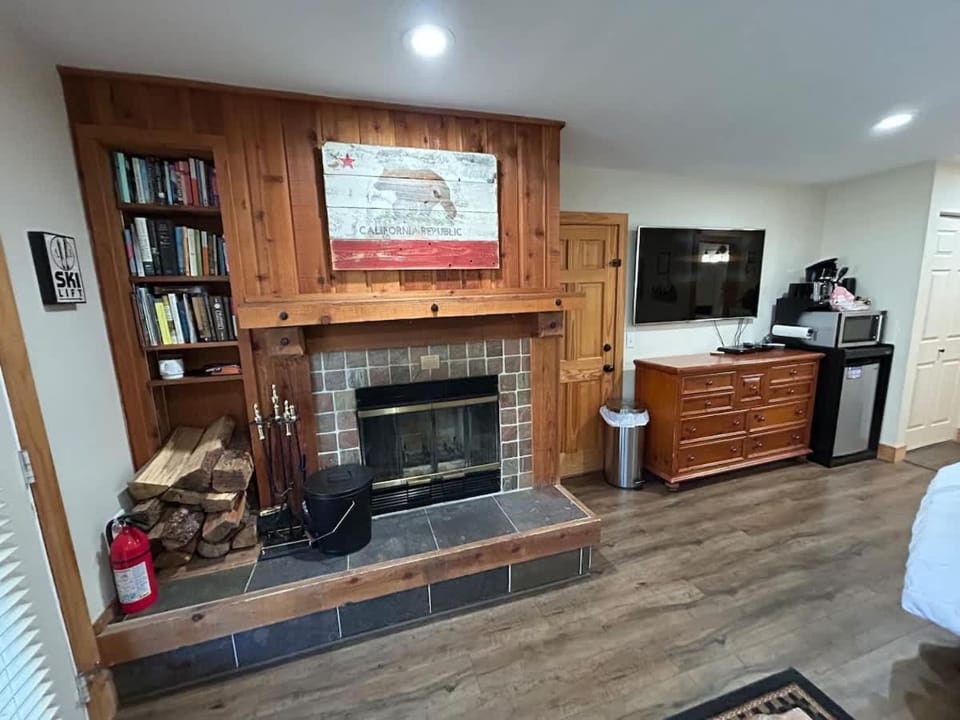 The Meadows-Cozy Hotel Room Deck House in Kirkwood