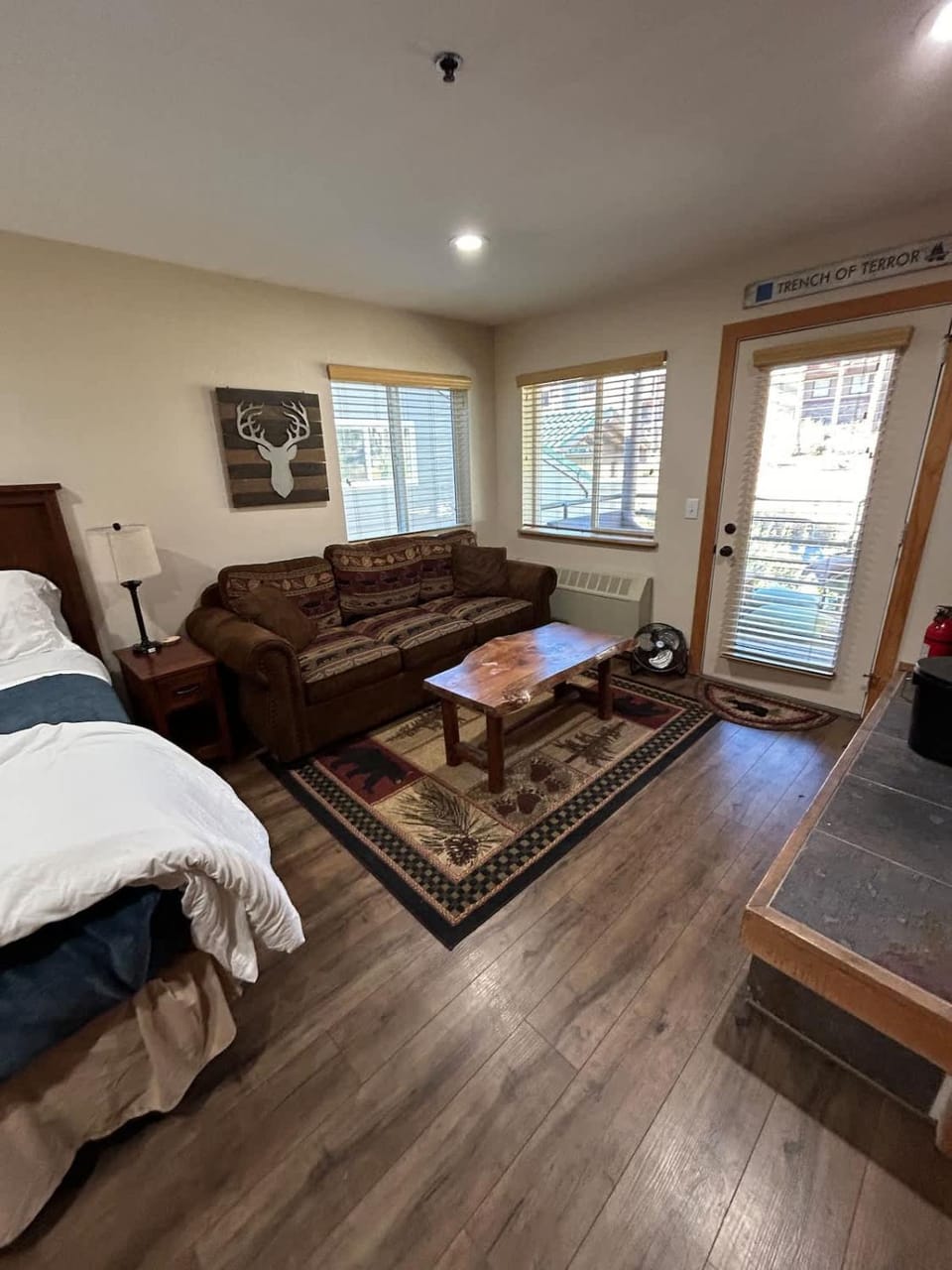 The Meadows-Cozy Hotel Room Deck House in Kirkwood