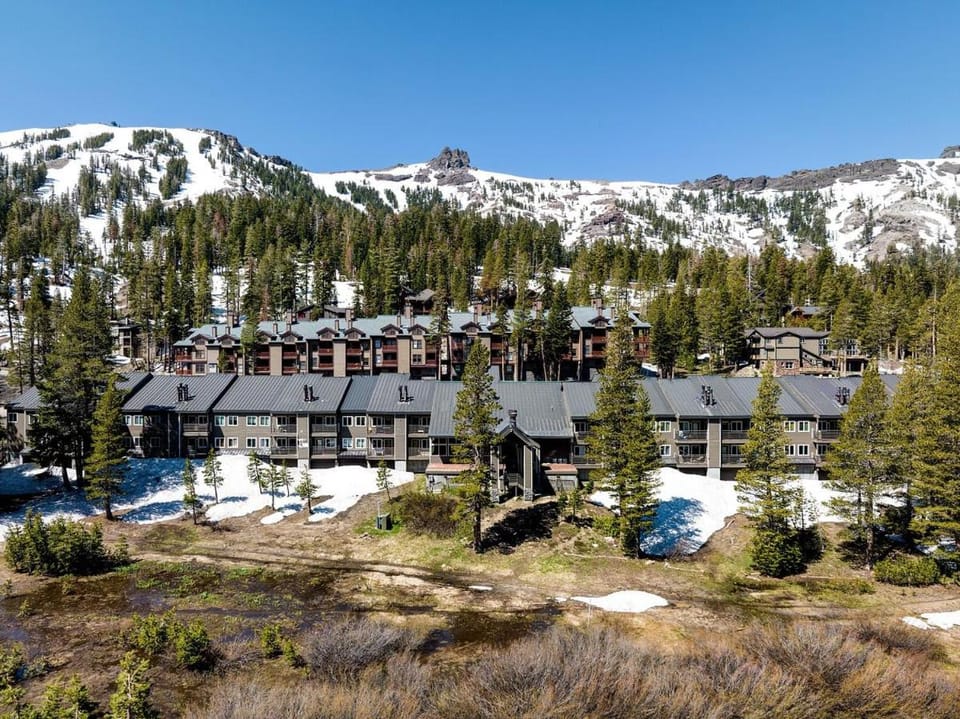 The Meadows- Charmed Hotel Unit Steps to Ski Lifts Apartment in Kirkwood