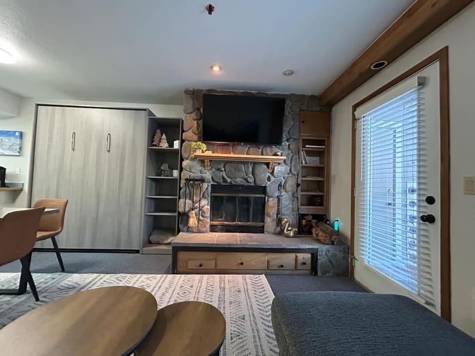 The Meadows- Charmed Ski & Relax Studio Apartment in Kirkwood