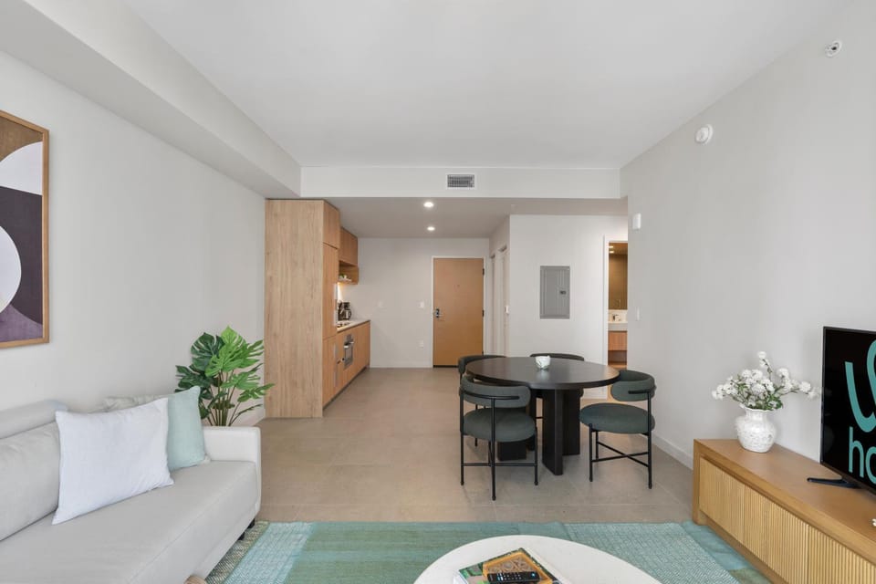TV and multimedia, Living room, Seating area, Dining area