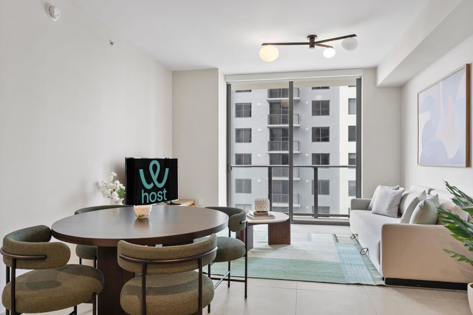 TV and multimedia, Living room, Seating area, Dining area