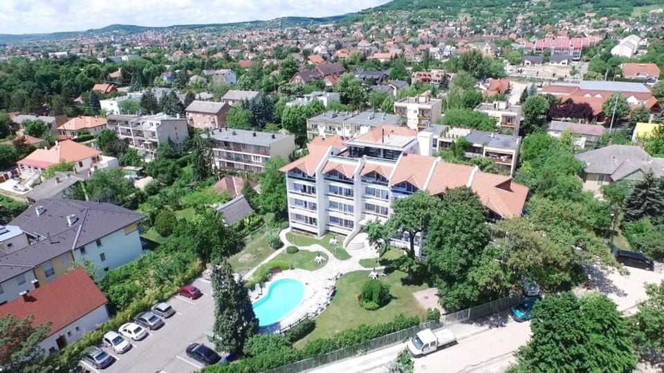 Property building, Neighbourhood, Garden, Swimming pool, Parking