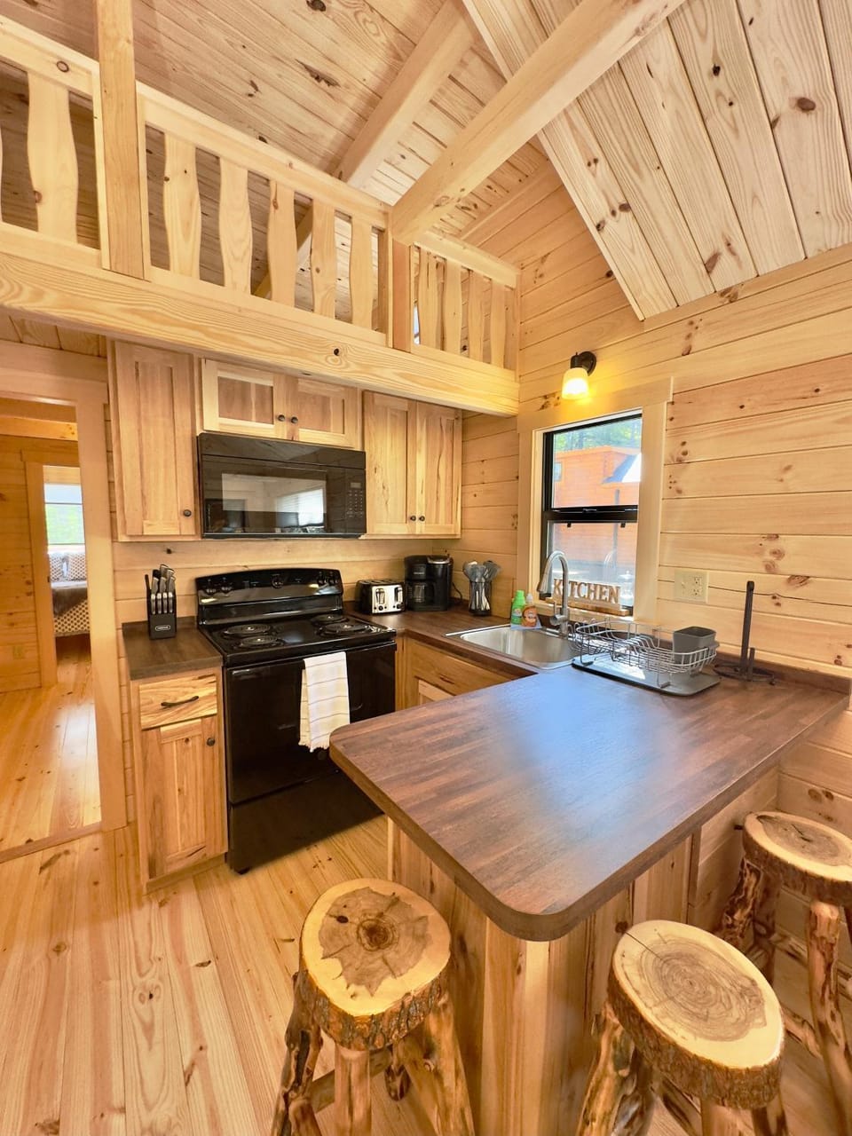 Kitchen or kitchenette, Dining area, stove
