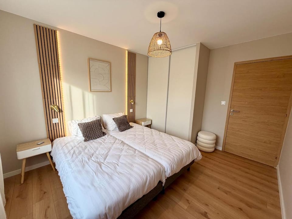 Photo of the whole room, Bedroom