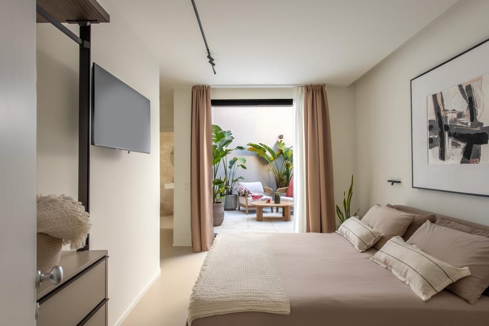 Bed, TV and multimedia, Photo of the whole room, Bedroom, minibar, safe