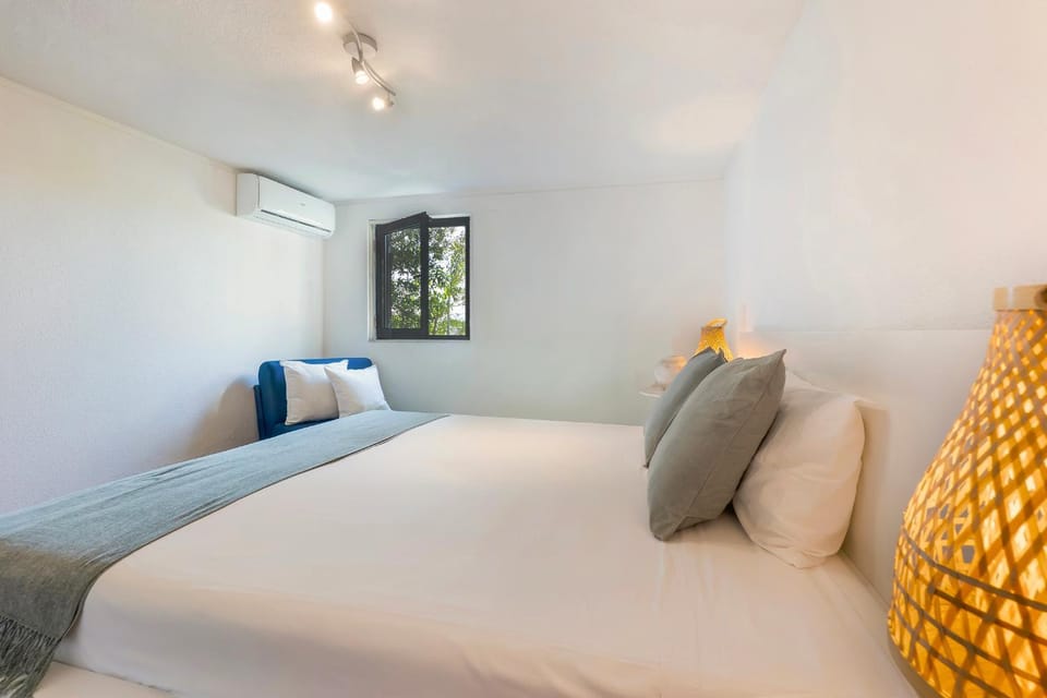 Bed, Photo of the whole room, Bedroom, air conditioner
