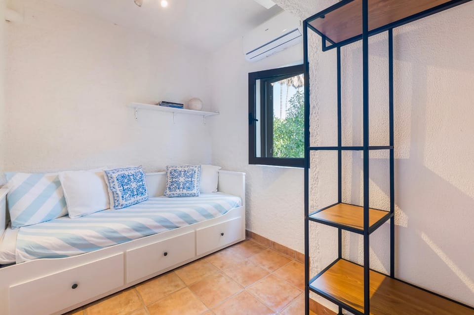 Bed, Living room, Photo of the whole room, Bedroom