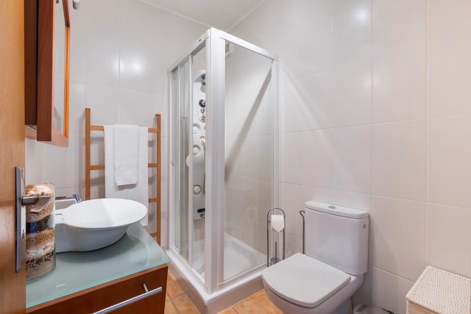 Shower, Toilet, Bathroom, towels