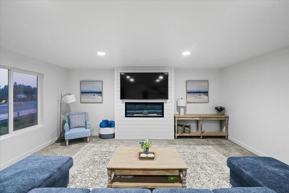 White Pine Retreat in Paradise Parkway House in Garden City
