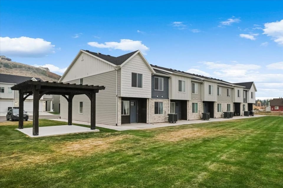 White Pine Retreat in Paradise Parkway House in Garden City