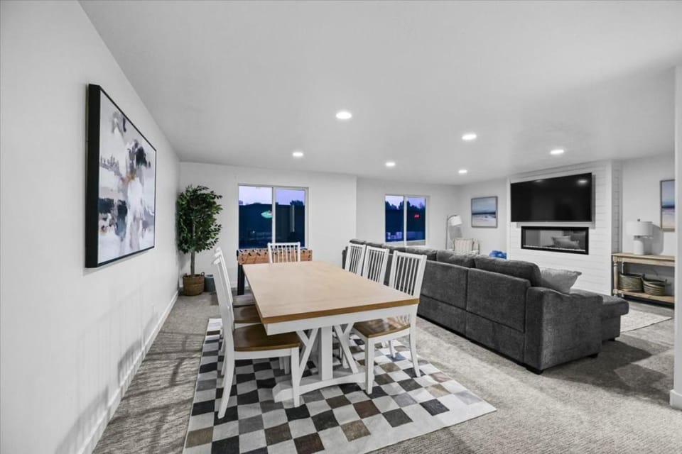 White Pine Retreat in Paradise Parkway House in Garden City