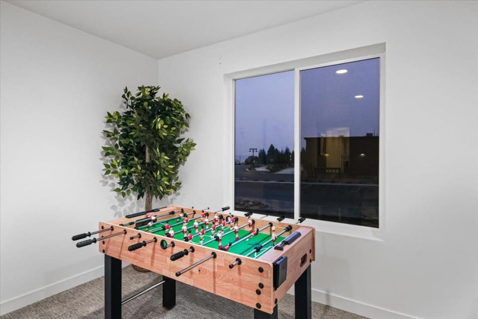 White Pine Retreat in Paradise Parkway House in Garden City