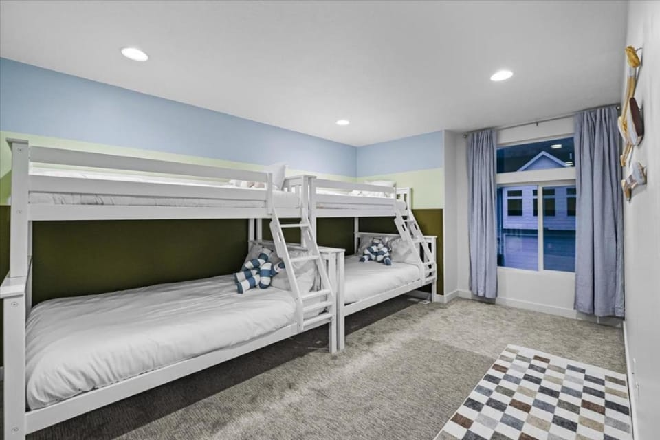 White Pine Retreat in Paradise Parkway House in Garden City