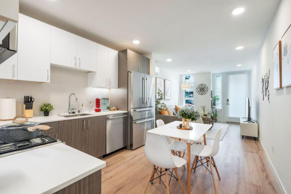 Kitchen or kitchenette, Living room, Seating area, Dining area, stove