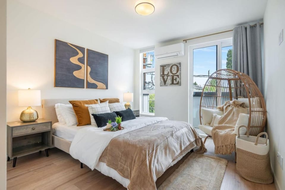 Bed, Photo of the whole room, Bedroom