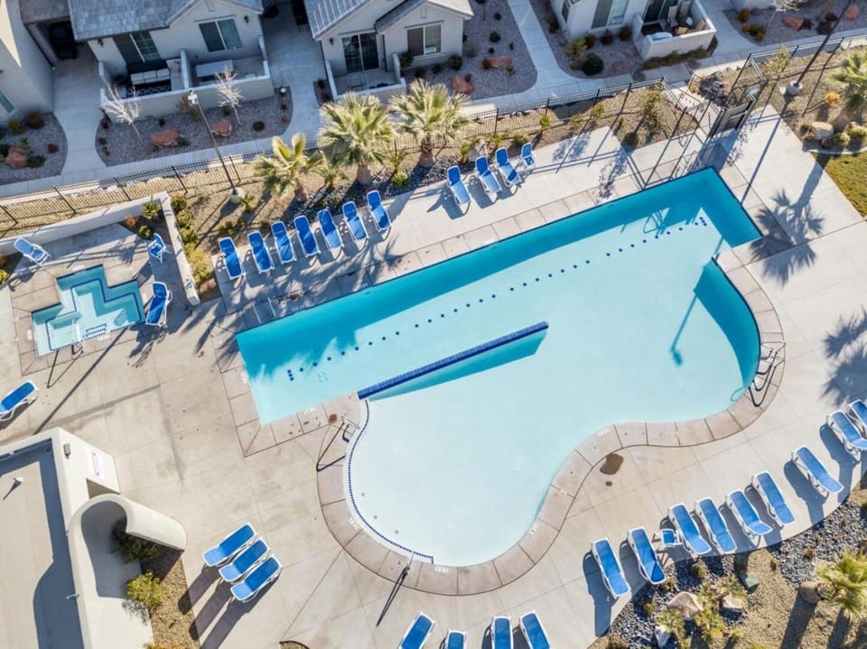 Day, Pool view, Swimming pool, sunbed