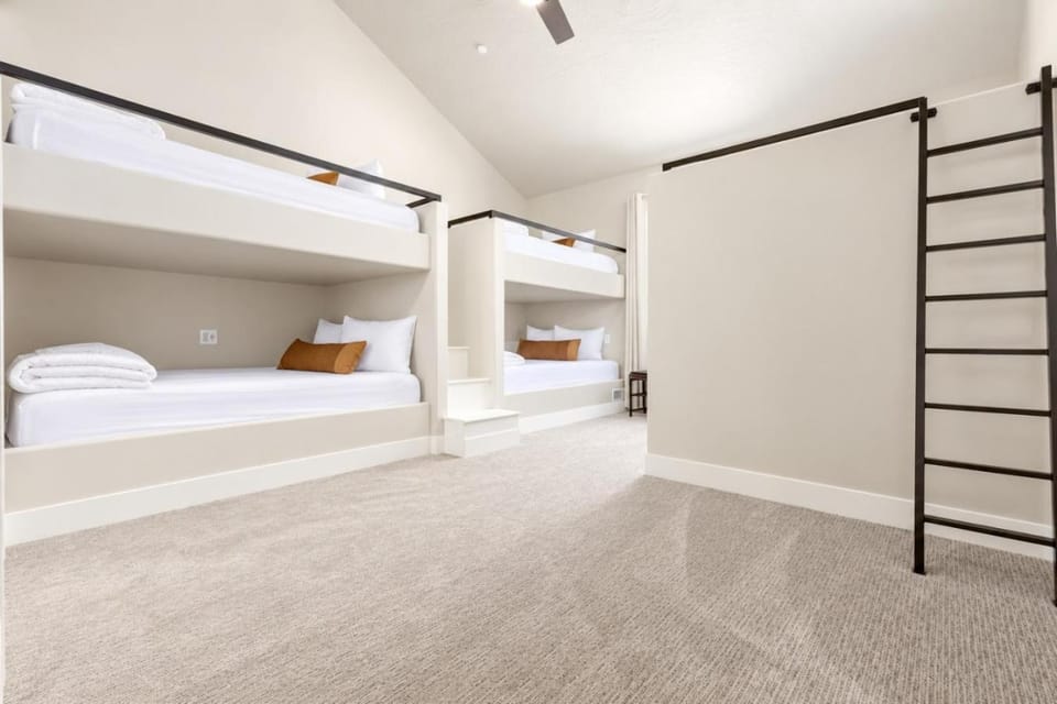 Bedroom, bunk bed