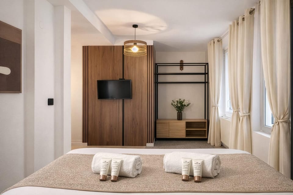 Bed, TV and multimedia, towels, wardrobe