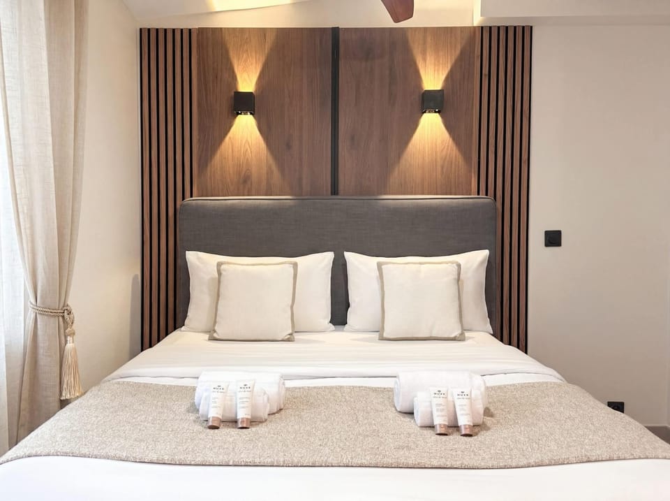 Communal lounge/ TV room, Bed, View (from property/room), Living room, Seating area, towels, wardrobe