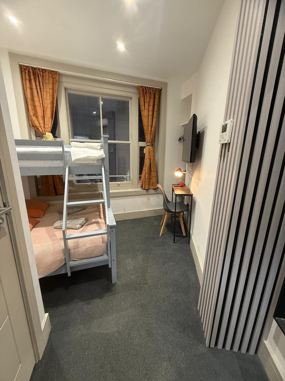Modern Ensuite Room 2 Min to Earls Court Tube Apartment in City of Westminster