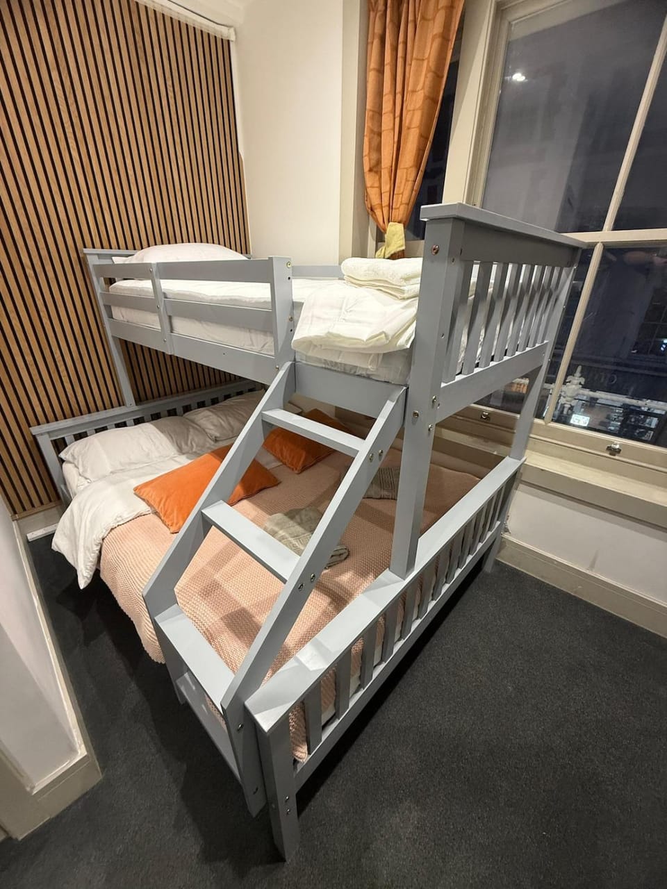 Modern Ensuite Room 2 Min to Earls Court Tube Apartment in City of Westminster