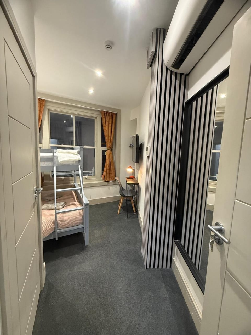 Modern Ensuite Room 2 Min to Earls Court Tube Apartment in City of Westminster