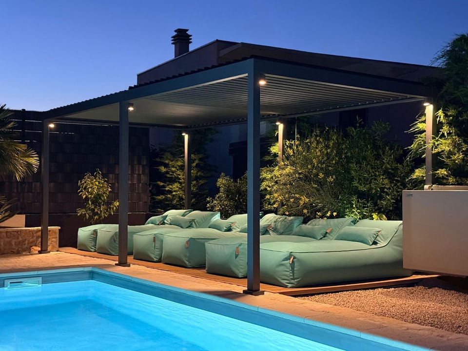 Day, Seating area, Pool view, Swimming pool