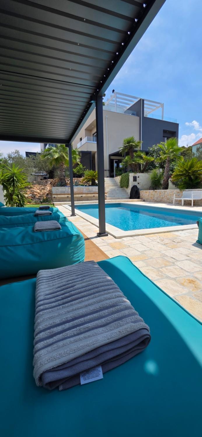 Azure Pool House Murter Apartment in Murter