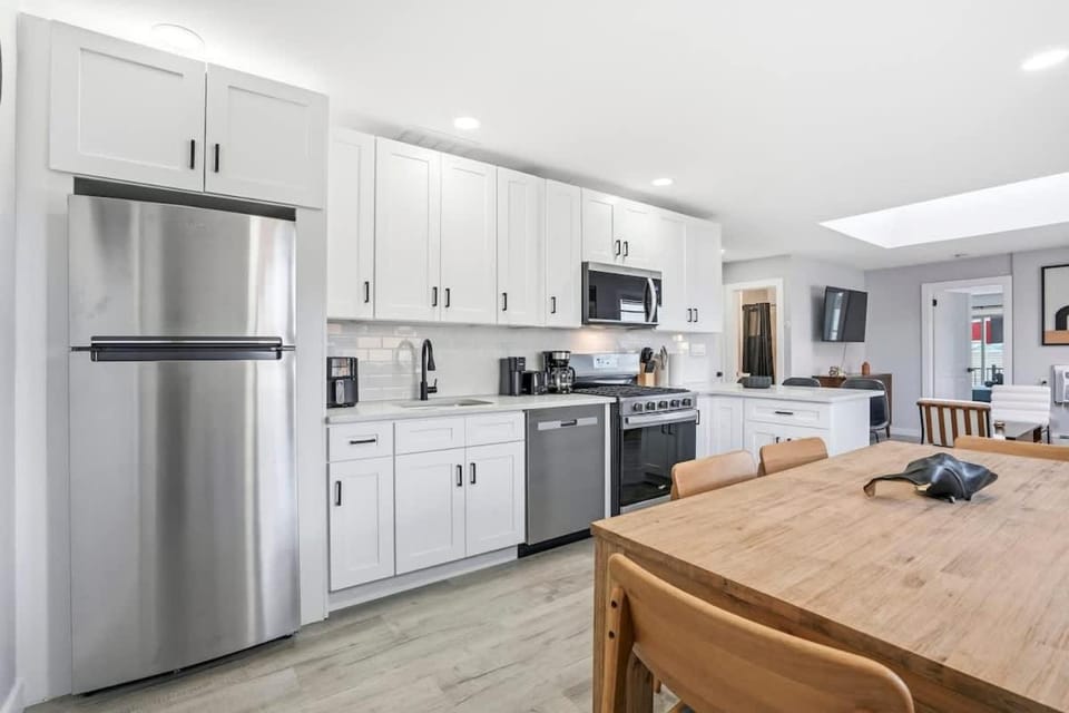 Coffee/tea facilities, Dining area, dishwasher, oven, stove, toaster