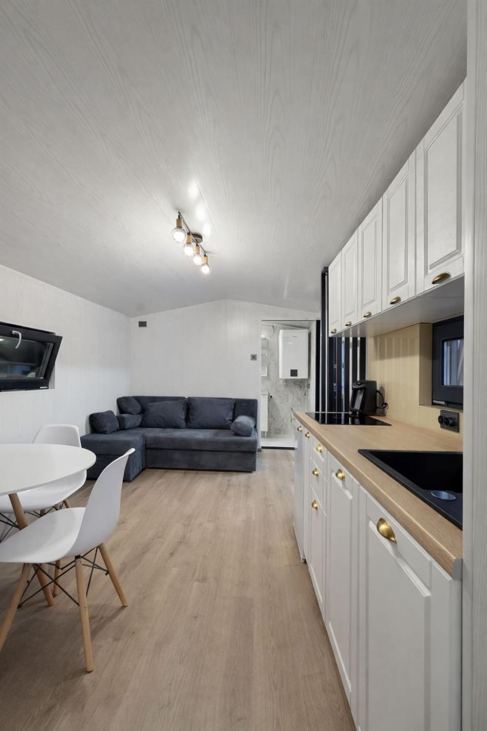 TV and multimedia, Seating area, Dining area, stove
