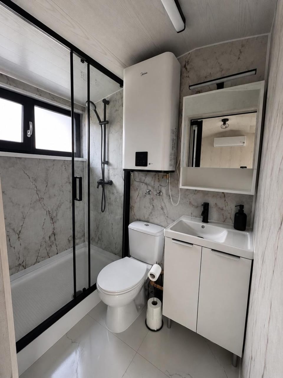 Shower, Toilet