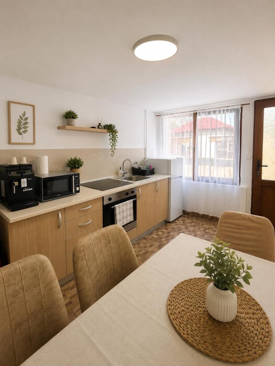 Kitchen or kitchenette, Dining area, oven, stove