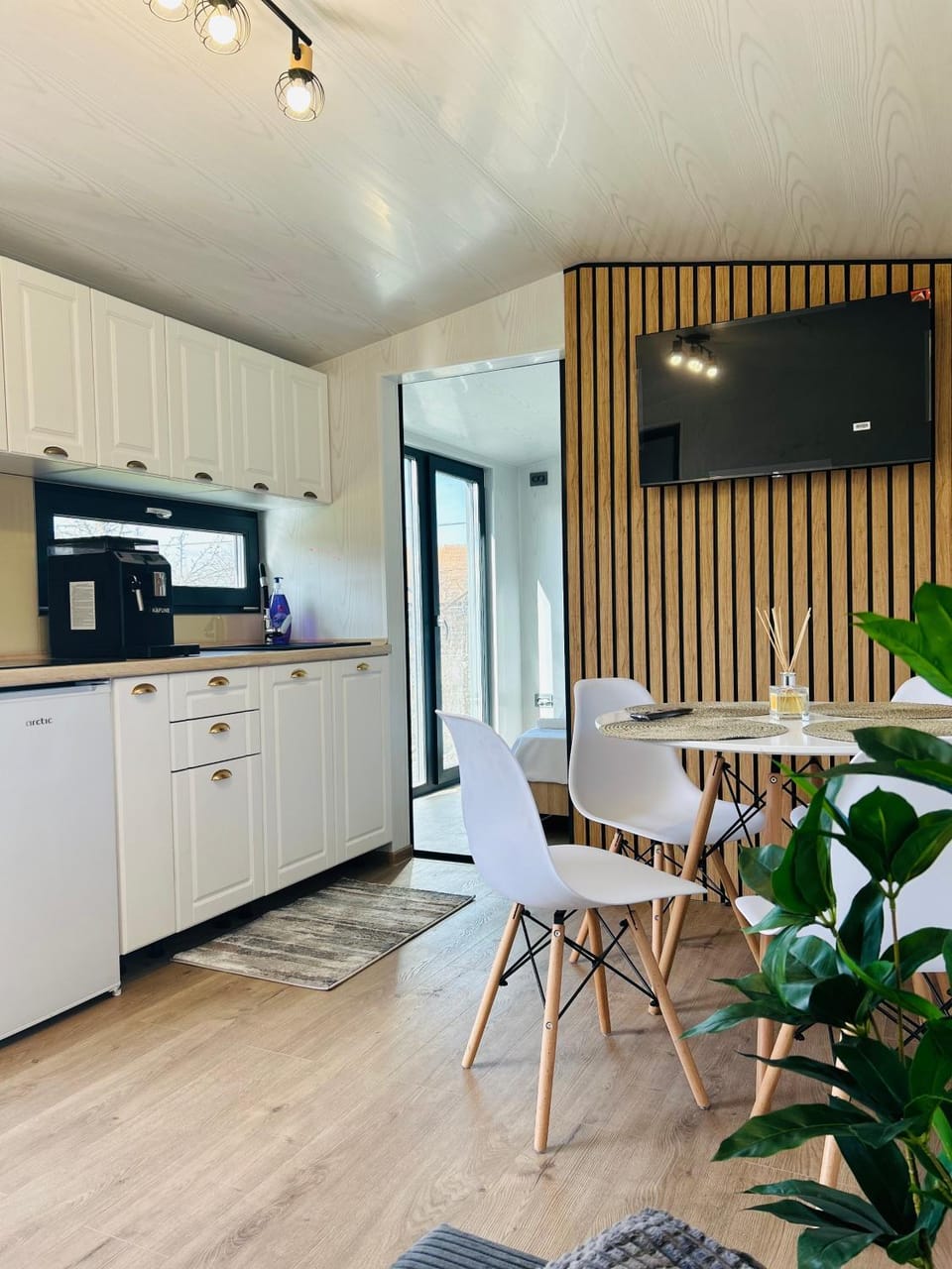 Kitchen or kitchenette, Living room, Seating area, Dining area, stove