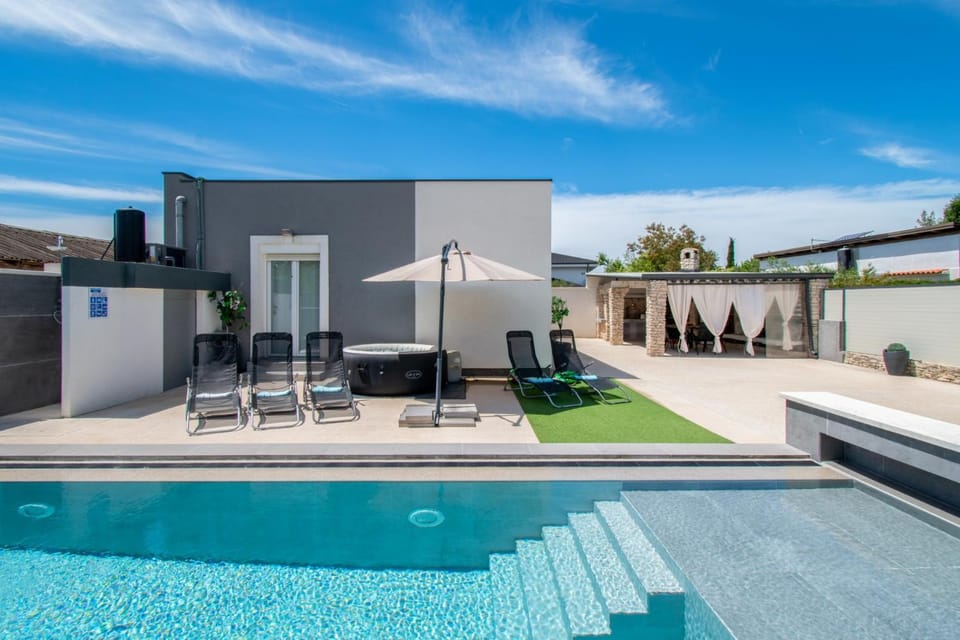 Villa Marsel with Pool & Jacuzzi by Istrabook Villa in Peroj
