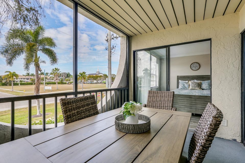 2 Mi to Tigertail Beach! Resort-Style Gem w/ Pool House in Marco Island