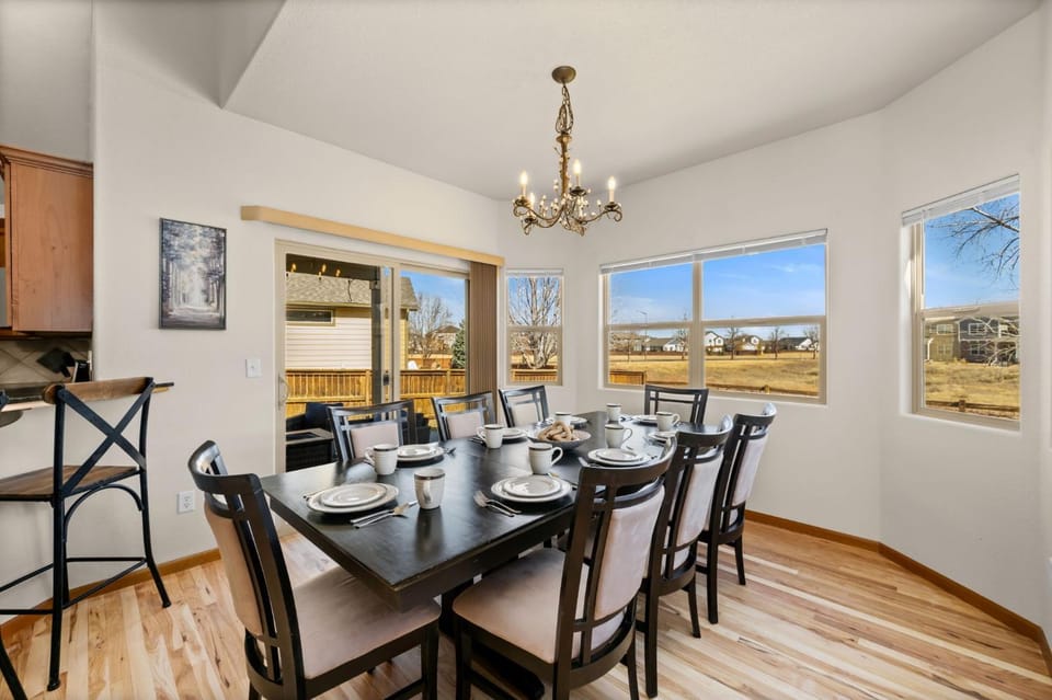 Day, Seating area, Dining area, furniture